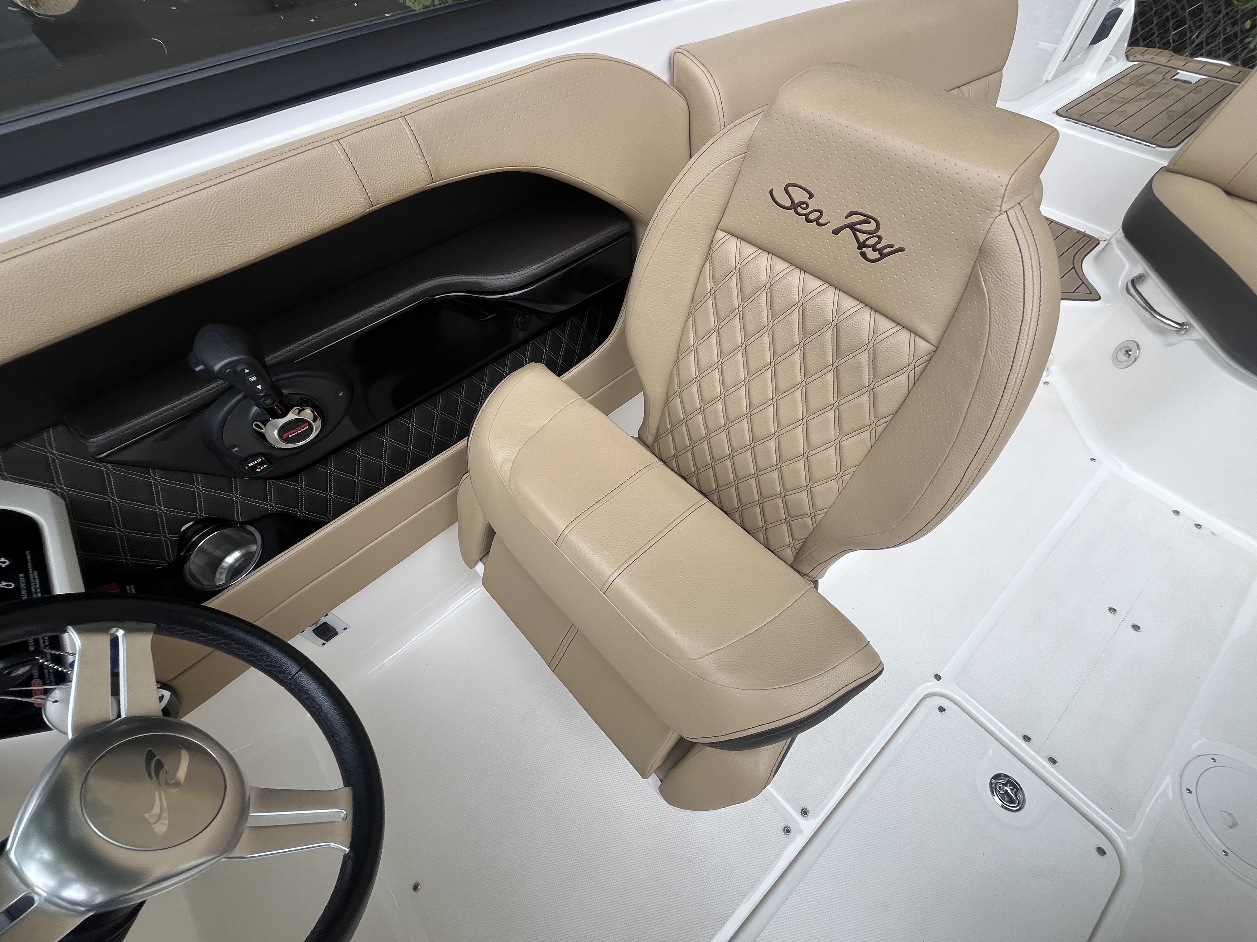 2019 Sea Ray SLX 230 Bowrider
