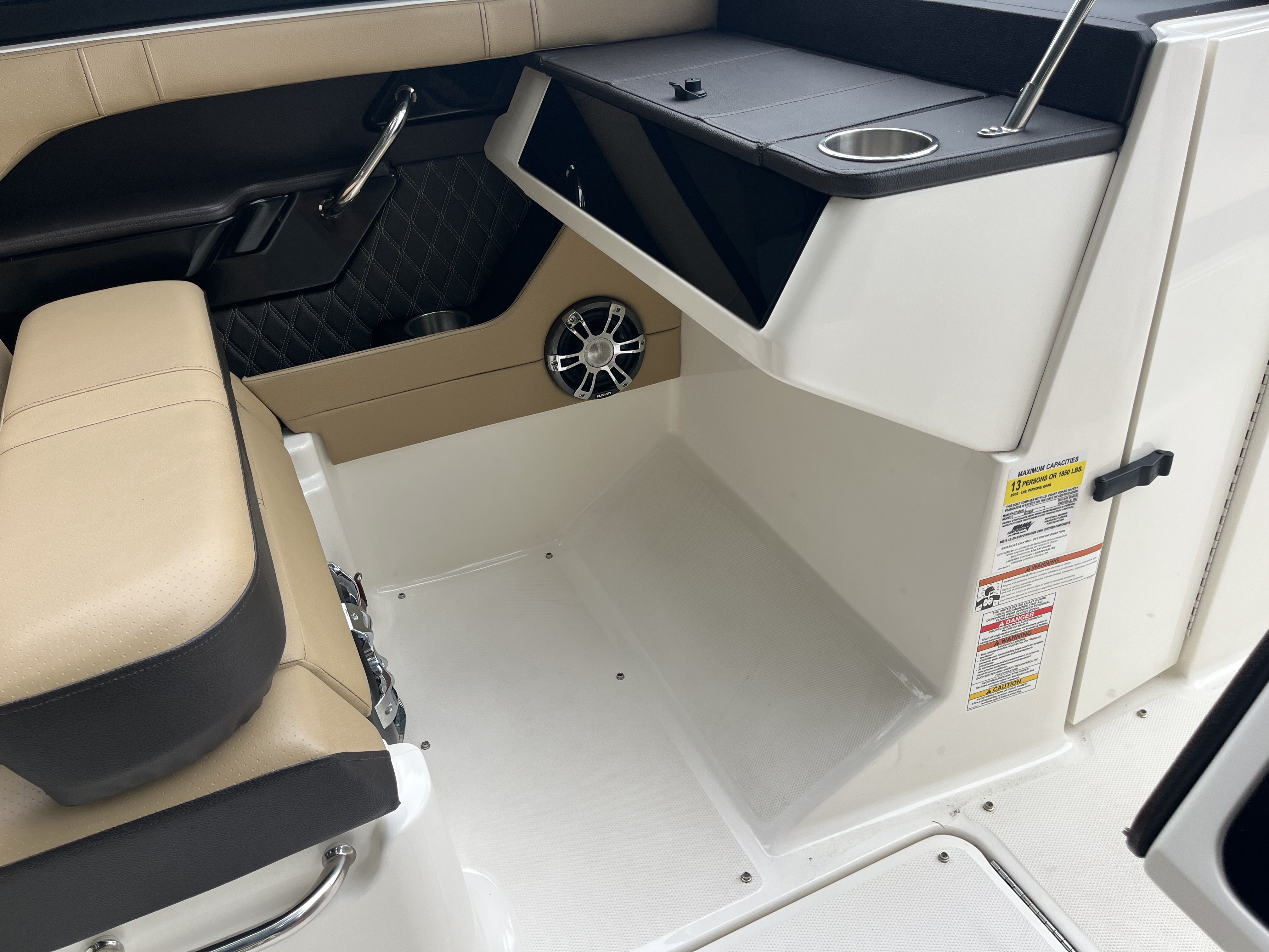 2019 Sea Ray SLX 230 Bowrider