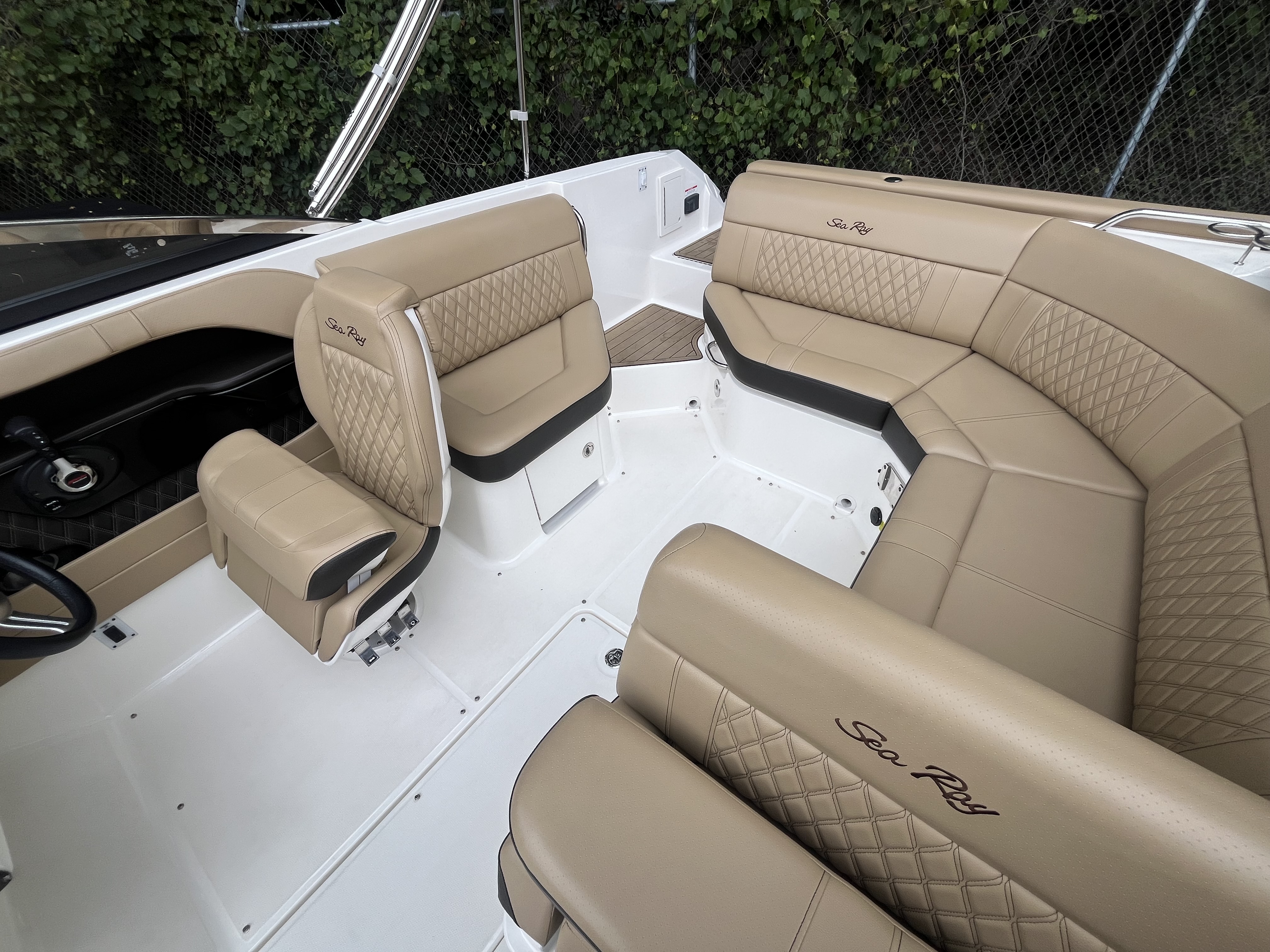 2019 Sea Ray SLX 230 Bowrider