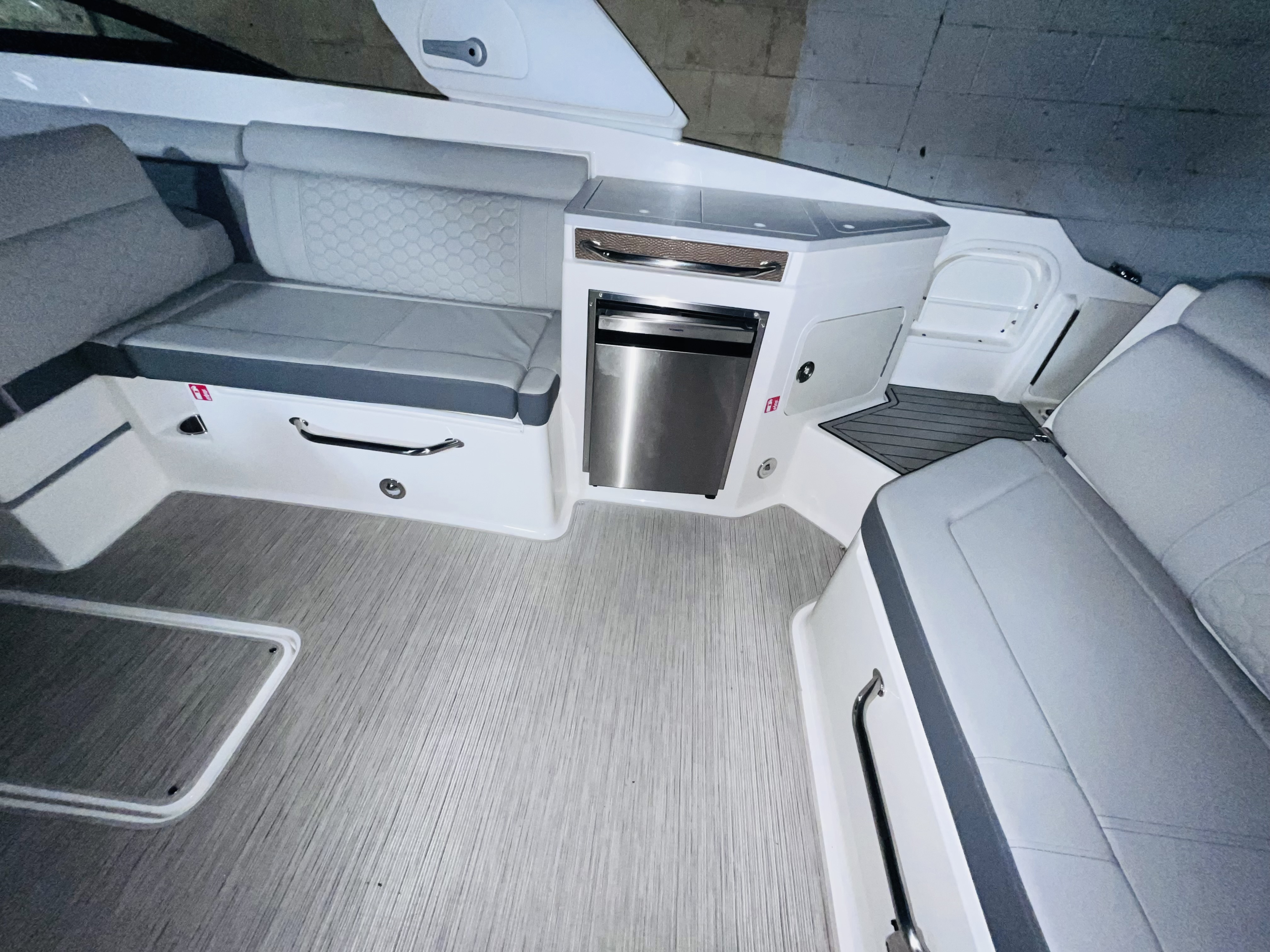 2025 Sea Ray SDX 290 Outboard Deck Boat