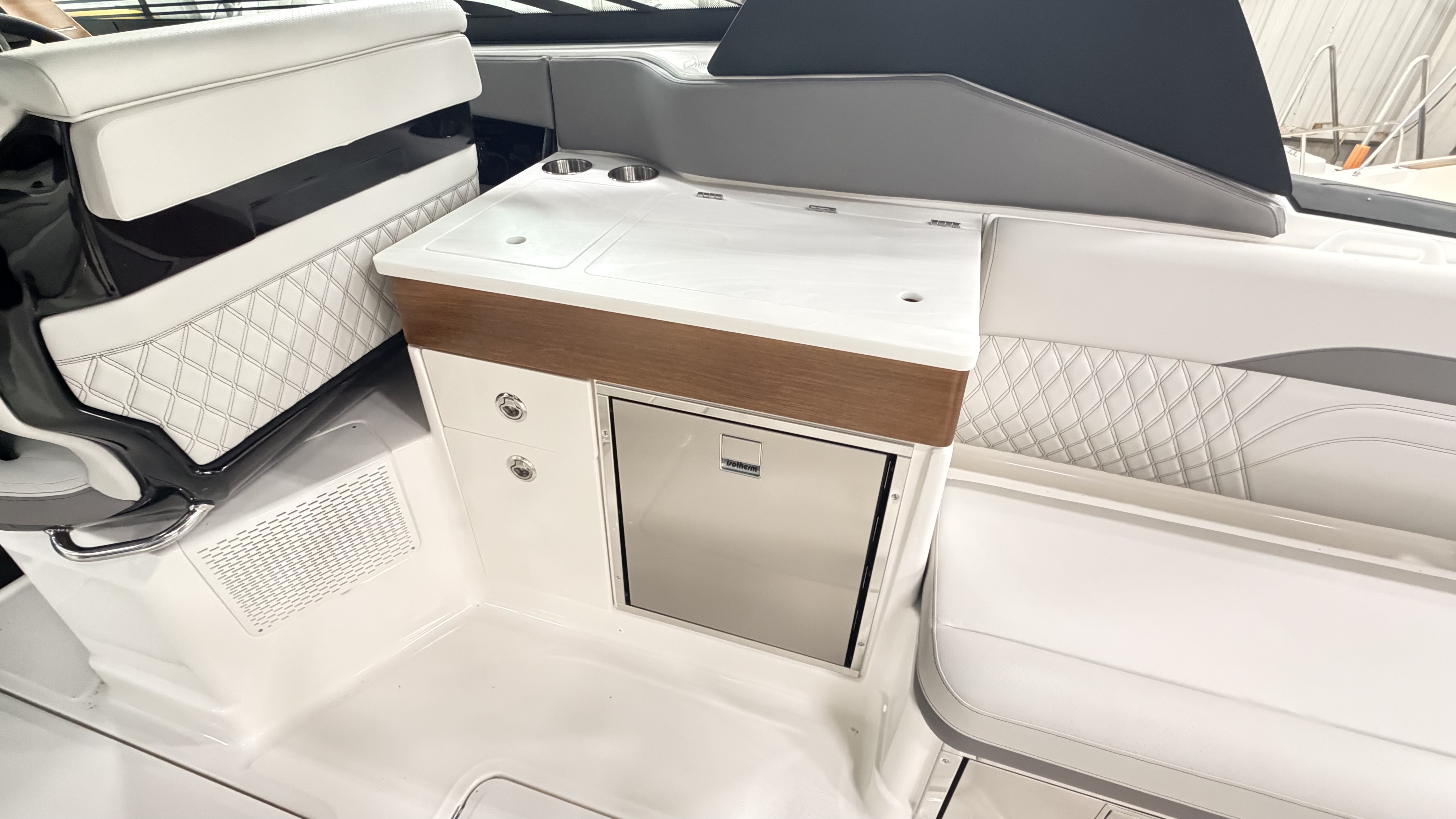 2027 Sea Ray SLX 360 Outboard Bowrider