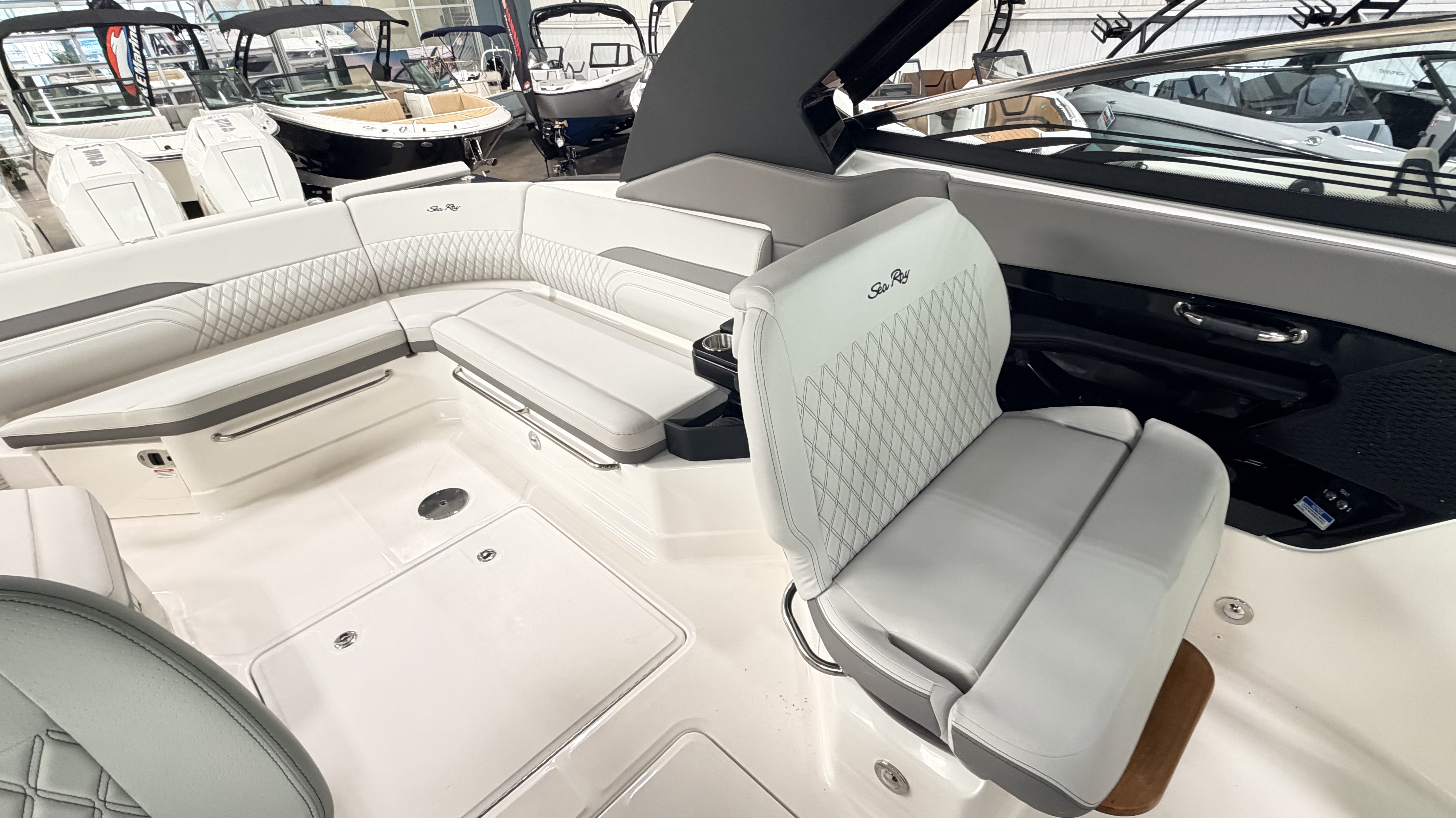 2027 Sea Ray SLX 360 Outboard Bowrider